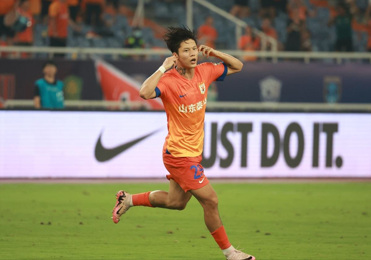 包含里程碑夜山东泰山主帅复盘，西甲关键时刻刷纪录，球迷炸锅，更衣室氛围转暖的词条