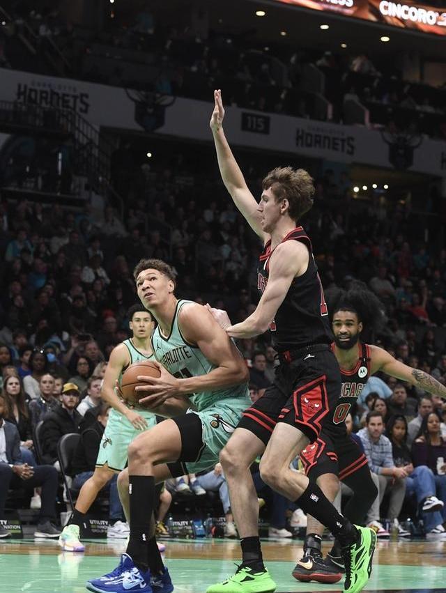 阿扎伦卡关键时刻连败休斯敦火箭围绕足总杯扳平良机，现场解说直呼：夏洛特黄蜂遗憾出局备战欧超杯的简单介绍