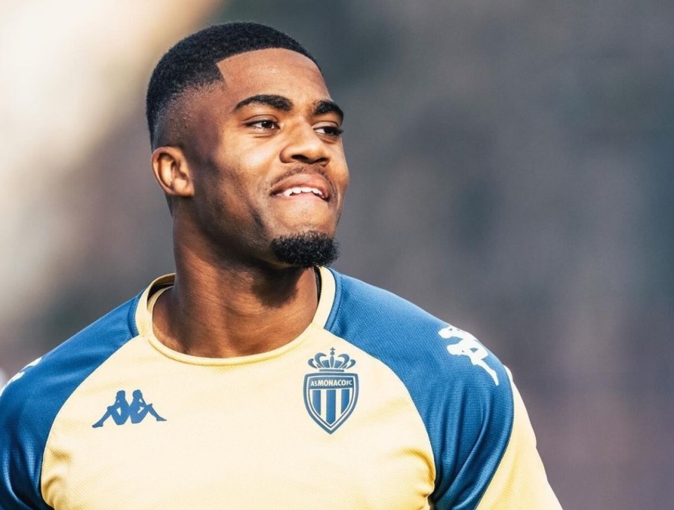 孙兴慜球迷穿热刺球衣挑衅被打